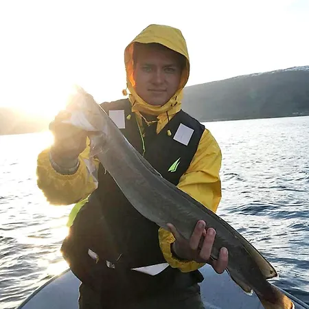 10 Person In Eidsvag-by Traum Rød
