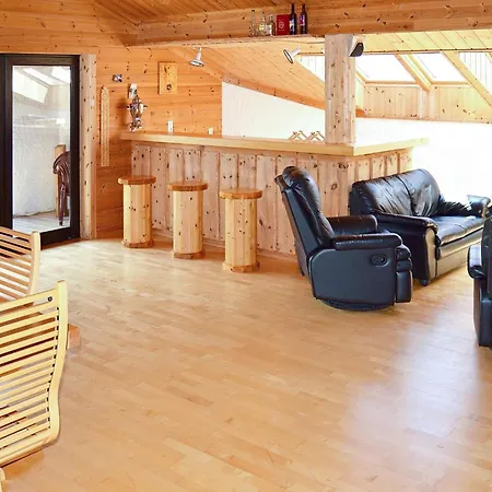 10 Person In Eidsvag-by Traum Rød