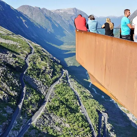10 Person In Eidsvag-by Traum *