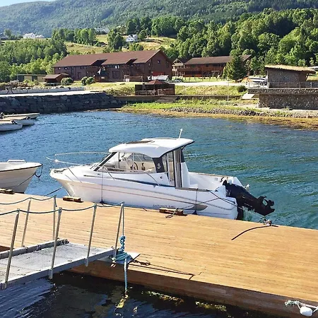 10 Person In Eidsvag-by Traum *
