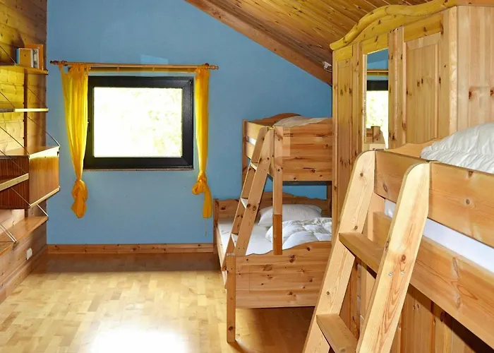 10 Person In Eidsvag-by Traum Rød