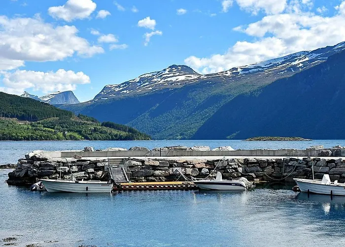 10 Person In Eidsvag-by Traum Rød