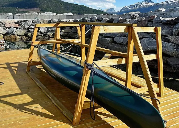 10 Person In Eidsvag-by Traum Rød