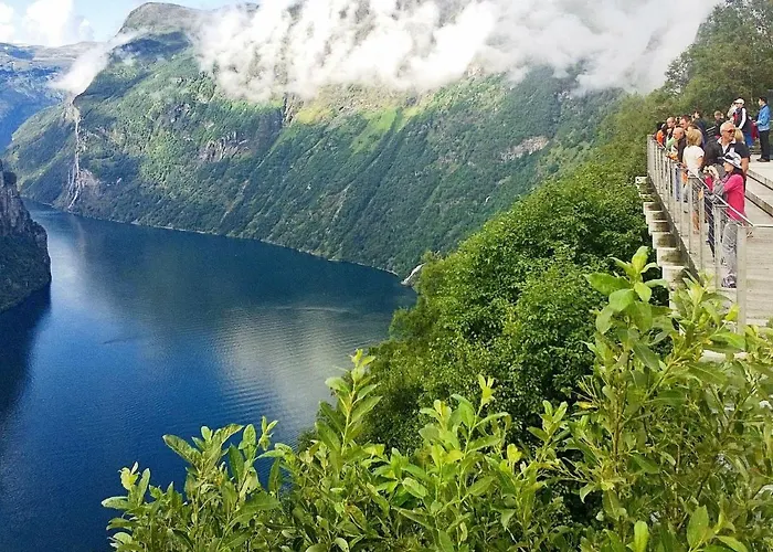 度假居 10 Person In Eidsvag-by Traum Rød