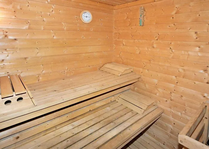 10 Person In Eidsvag-by Traum Rød