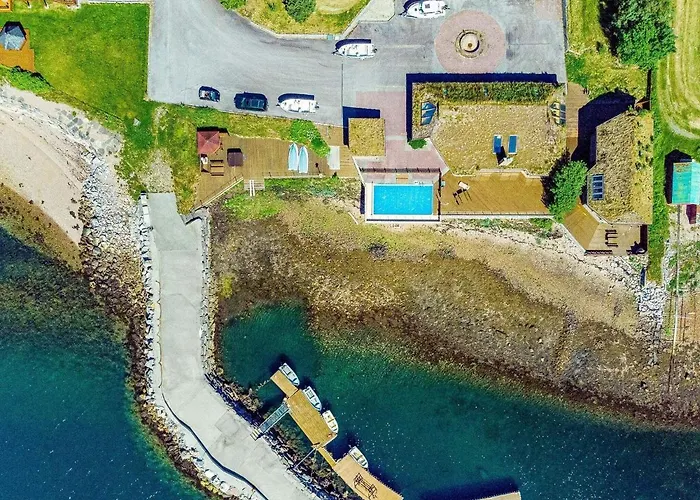 10 Person In Eidsvag-by Traum Rød