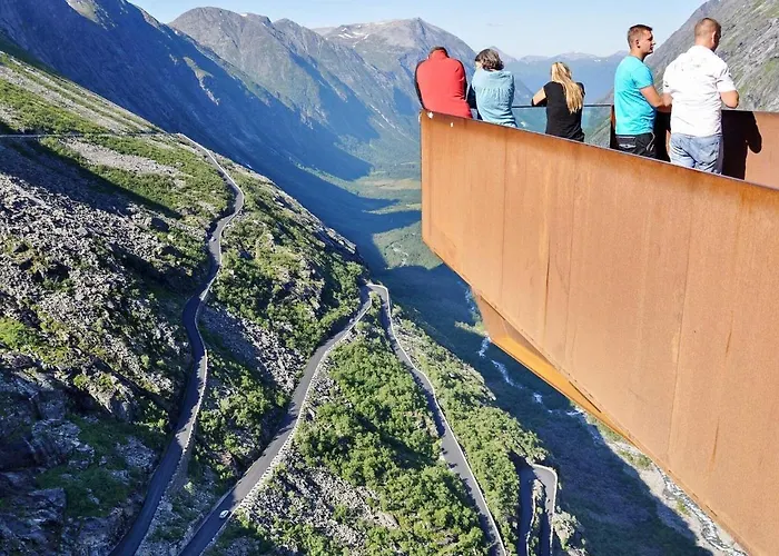 10 Person In Eidsvag-by Traum Rød
