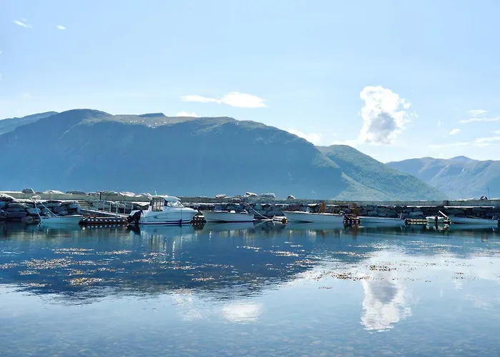 度假居 10 Person In Eidsvag-by Traum Rød