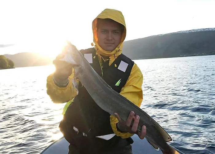 10 Person In Eidsvag-by Traum Rød