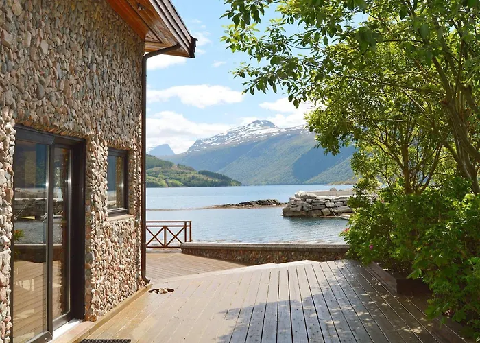 10 Person In Eidsvag-by Traum * Rød