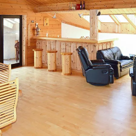10 Person In Eidsvag-by Traum Rød