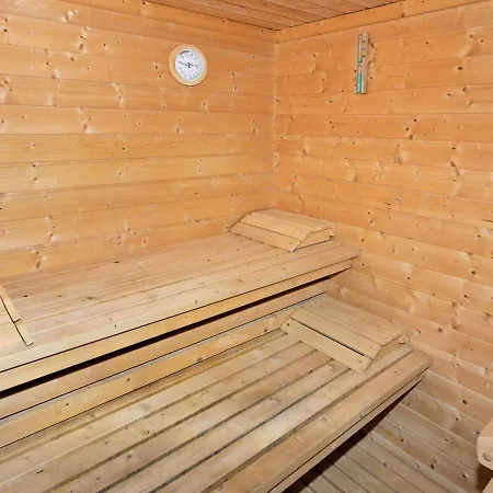 10 Person In Eidsvag-by Traum Rød